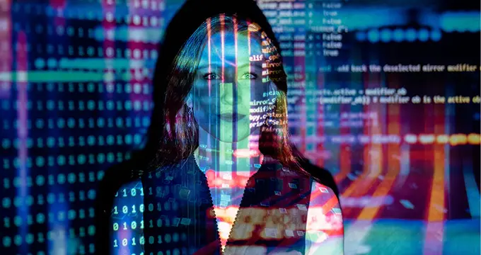 Mujer con tecnología proyectada en el cuerpo