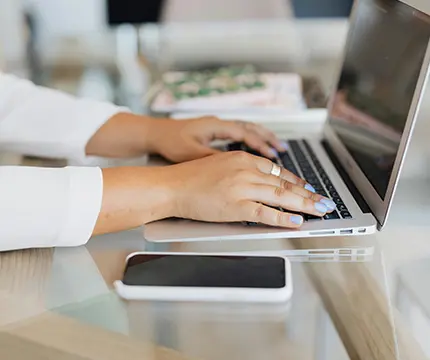 Recepcionista utilizando la aplicaión AOH en el ordenador