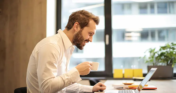 Trabajador feliz porque mejora su eficiencia