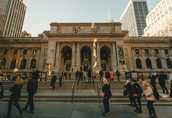 Ayuntamiento en la vía pública lleno de personas transitándolo